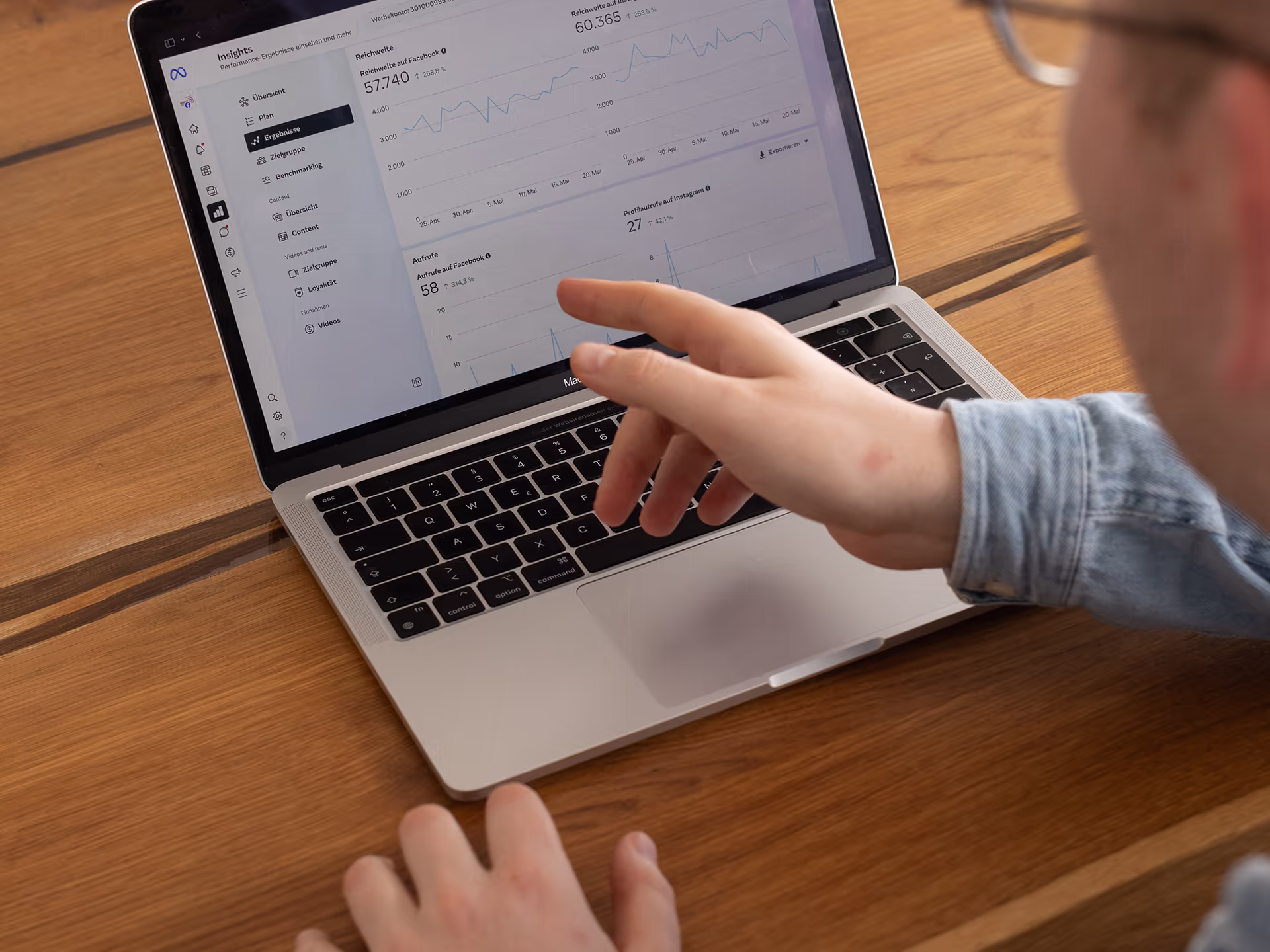 Team betreut laufende Unternehmenswebsites