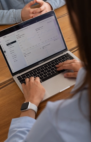 Ein Website-Programmierer programmiert eine Website