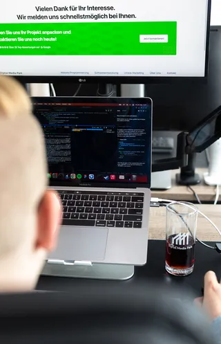 Ein Website-Programmierer programmiert eine Website