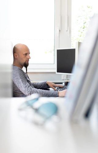 Ein Softwareentwickler entwickelt Software